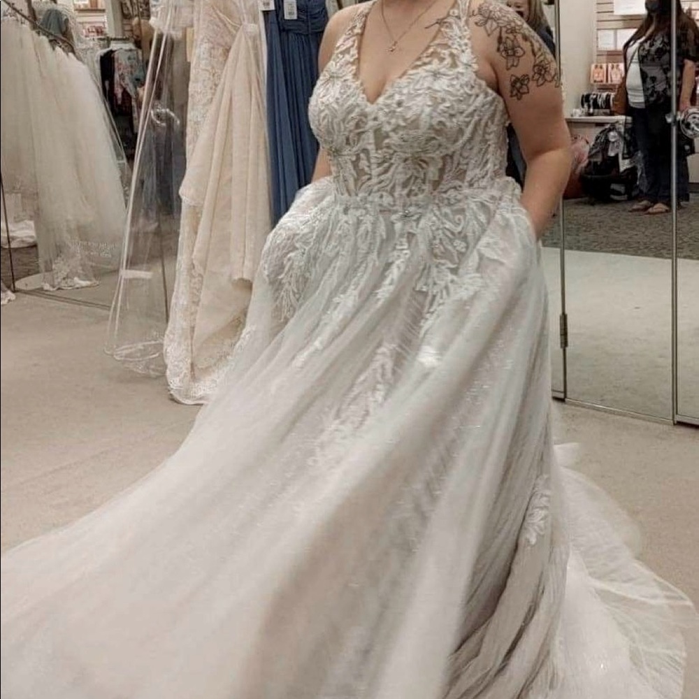 GORGEOUS, brand new wedding dress